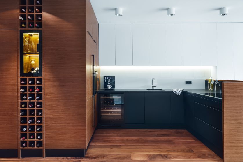 W kuchni proste meble, połączenie naturalnego drewna z bielą.