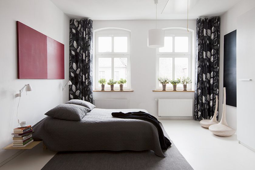 W mieszkaniu jest dużo sklejki, nowoczesnego malarstwa i  ręcznych robótek gospodarza.