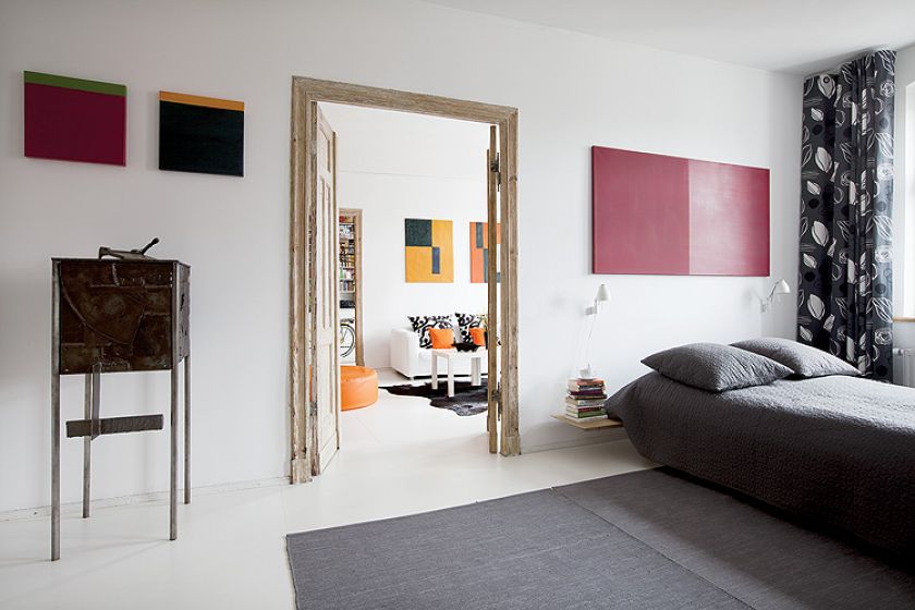 W mieszkaniu jest dużo sklejki, nowoczesnego malarstwa i  ręcznych robótek gospodarza.