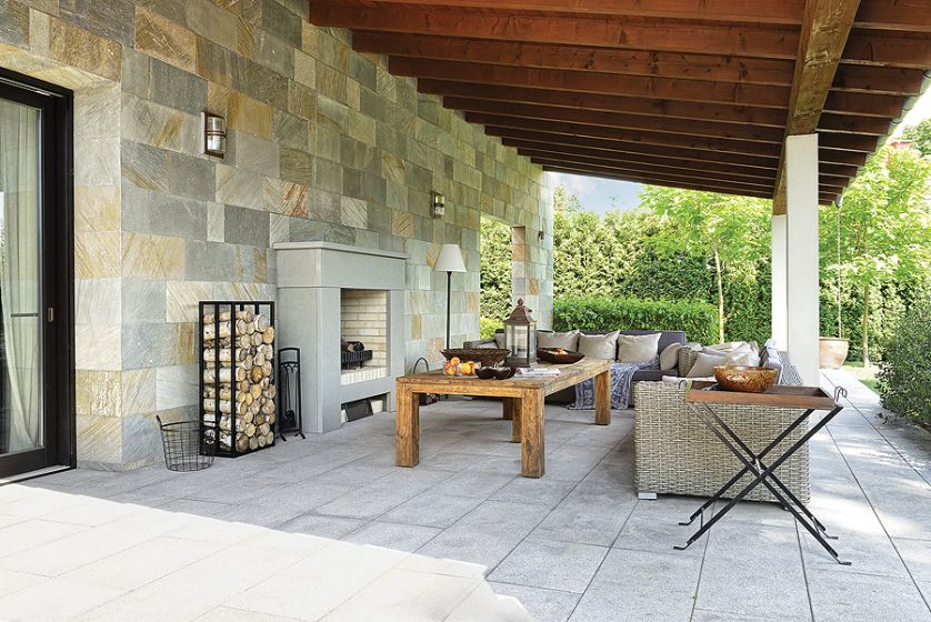 W ogrodzie po jedzeniu, podobnie jak w domu, można sie przenieść do salonu z leżankami, kanapą i kominkiem.