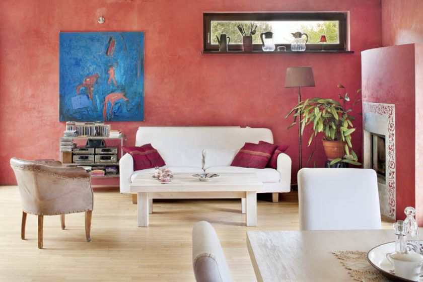 W salonie wiszą obrazy Rafała Chojnowskiego, który jest nie tylko wspólnikiem Krzysztofa, ale i malarzem.