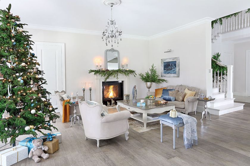 W świątecznym salonie: poduchy, świeczniki, pledy - Laura Ashley Meble i dekoracje z cyny i niklu są ze sklepu