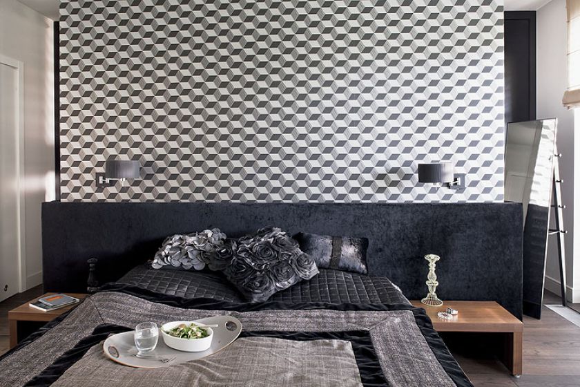 W sypialni graficzny op-art nad głową (nawiązuje do motywu z posadzki) i wezgłowie z czarnego weluru. W końcu czerń