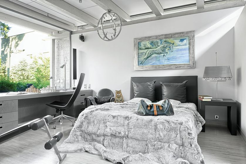 W sypialni miękka futerkowa narzuta na łóżku dodaje nowoczesnej aranżacji przytulności i elegancji.