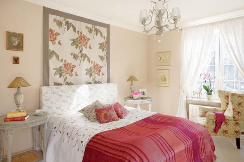 W sypialni także pojawiły się różowe akcenty w towarzystwie złamanych beżów.