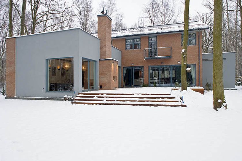 W tym domu rządzi duch modernizmu. Tylko w jadalni i łazience dla gości czuć mieszczańską przytulność.