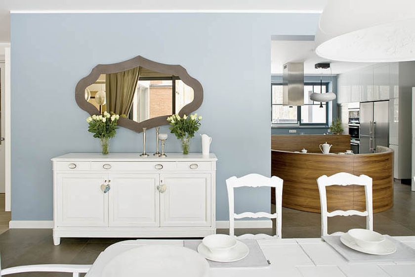 W tym domu rządzi duch modernizmu. Tylko w jadalni i łazience dla gości czuć mieszczańską przytulność.