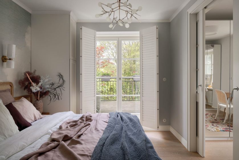 kobieca sypialnia w domu jednorodzinnym
