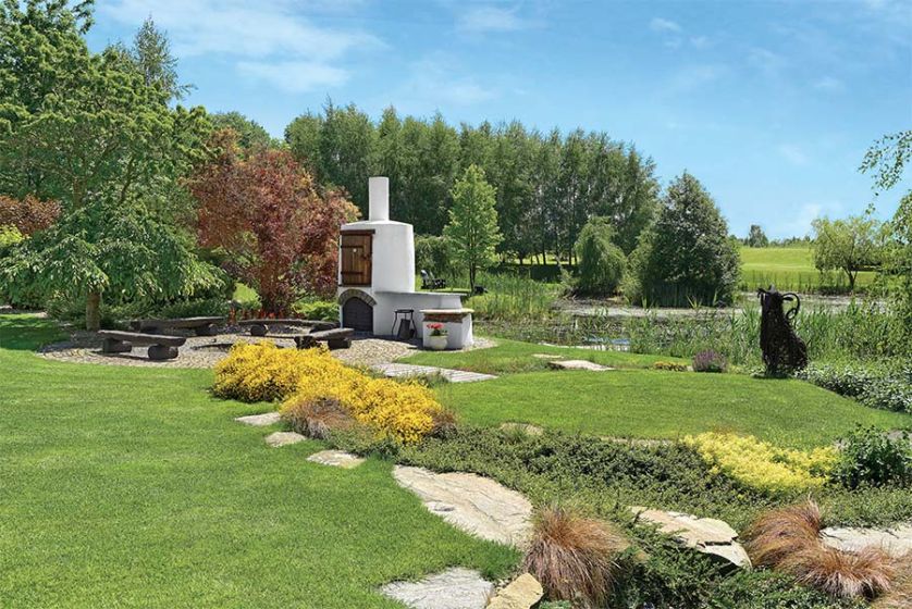 Wędzarnia nad stawem. Ogród jak z greckiej pocztówki