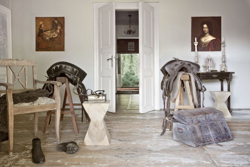 Na zdjęciu klasyczna aranżacja wnętrza z obrazami. Fot. Aleksandra Laska, Weranda 6/2016