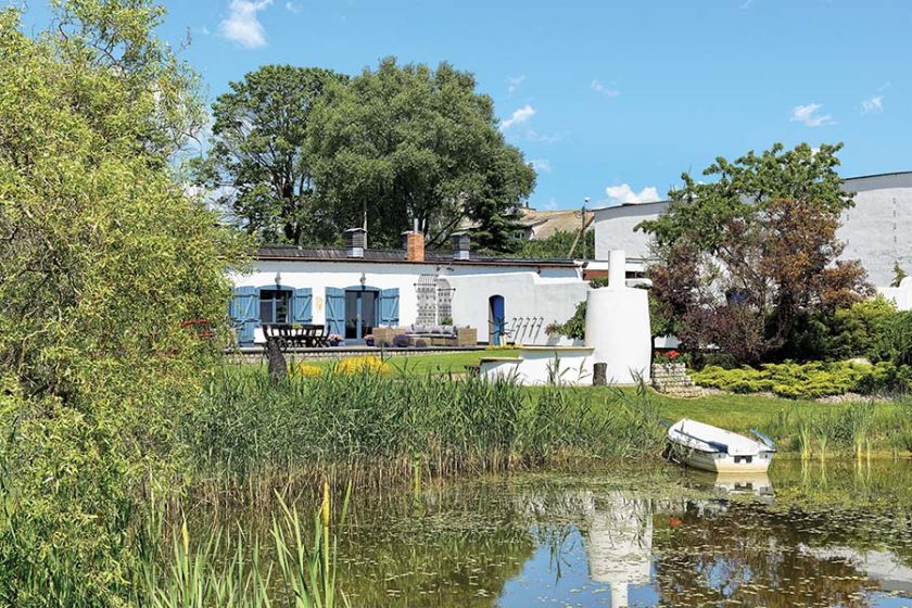 Widok na dom z ogrodu. Ogród jak z greckiej pocztówki