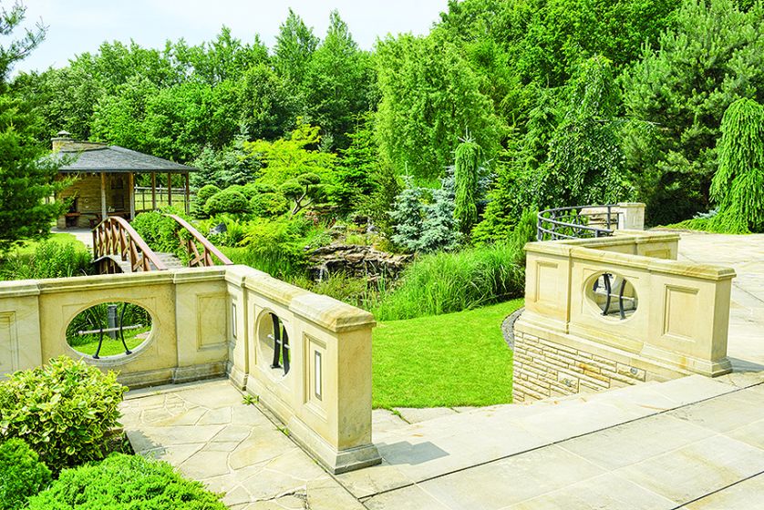 Widok z tarasu. Zieleń, kamień i woda