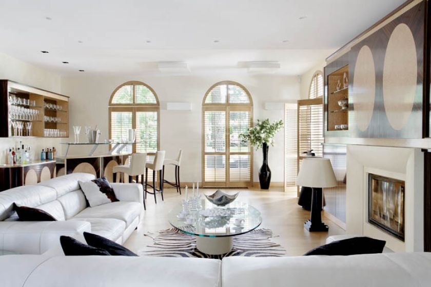 Większość mebli przypłynęła prosto z Londynu. Zrobione są z drewna i szkła idealnie pod wymiar