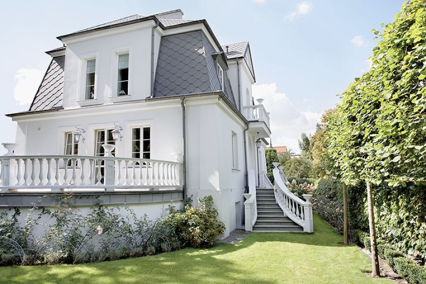 Willa jest imponująca, czterokondygnacyjna, z efektowną klatką schodową.