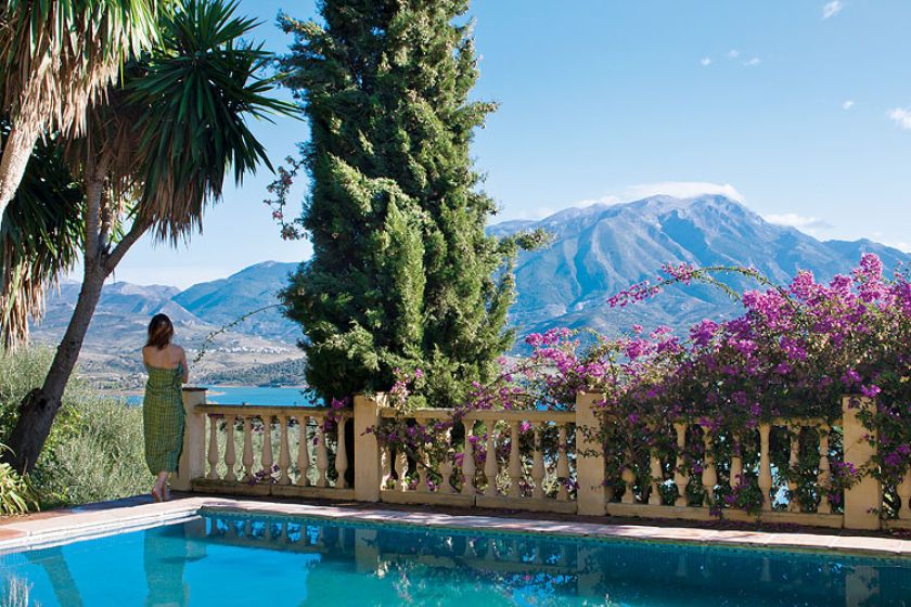 Wioska Los Castillejos przycupnęła na zboczu góry. Ze wschodnich tarasów widać szmaragdowe jezioro Embalse de