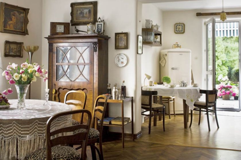 Właściciel jest nie tylko grafikiem i fotografem, ale też zbieraczem staroci, kolekcjonerem, projektantem mebli.