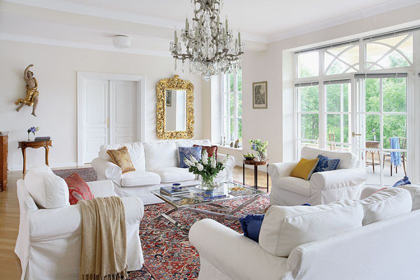 Właściciele przez lata zbierali biedermaierowskie konsole, żyrandole z czasów Marii Teresy, perskie dywany i barokowe lustra.