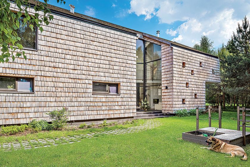 Właścicielka nie myślała o domu ekstrawaganckimm a raczej ciekawym, wyrastającym z mazowieckiej tradycji, ale nowoczesnym.