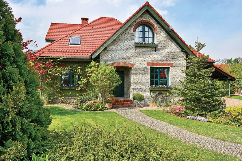 Właścielka domu i ogrodu jest ogrodnikiem amatorem, na co dzień uczy malarstwa i rysunku w Wałbrzychu.