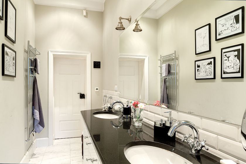 Włazience oprócz stylizowanej wanny wolnostojącej znalazło się miejsce na prysznic.