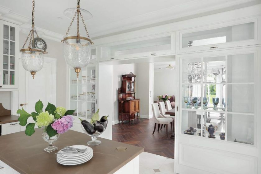 We wnętrzach dominuje tak ceniony teraz modern classic, inspirowany stylem amerykańskich rezydencji. Do tego nuty