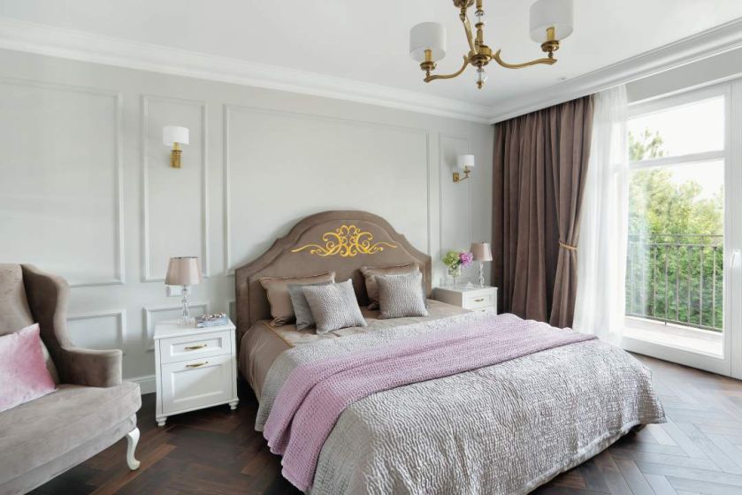 Wszystkie stolarskie zabudowy robiła firma Elen, a firany, zasłony oraz kapy uszyła firma Marina PPHU Janina Przybysz.