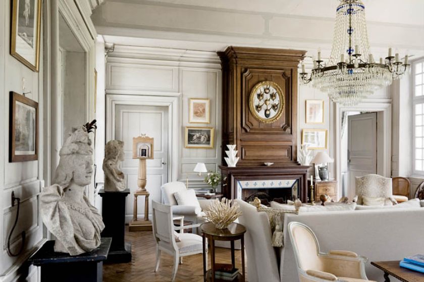 Wnętrze podzielone jest na dwie części: formalną z krzesłami i ławą oraz przytulny kącik z kanapą i kominkiem.