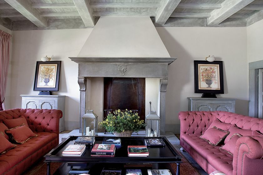 Wnętrze urzadzone jest meblami z antykwariatu Antonia Lionettiego, ale główną ozdobą jest XIX wieczny kominek.