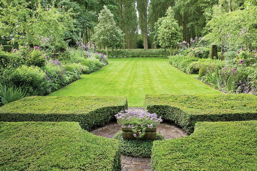 Wogrodzie znajdziemy malutki klomb otoczony starymi krzakami róż, m.in. odmiany ’Leonardo da Vinci’