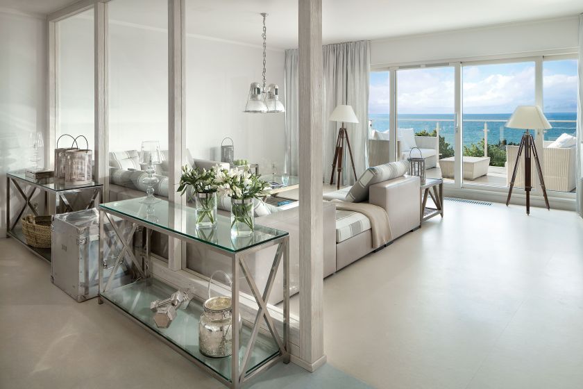 Wszystkie okna w domu są rozsuwane, a ściany przejrzyste. Właściciele starali się nie przesłaniać bajkowych