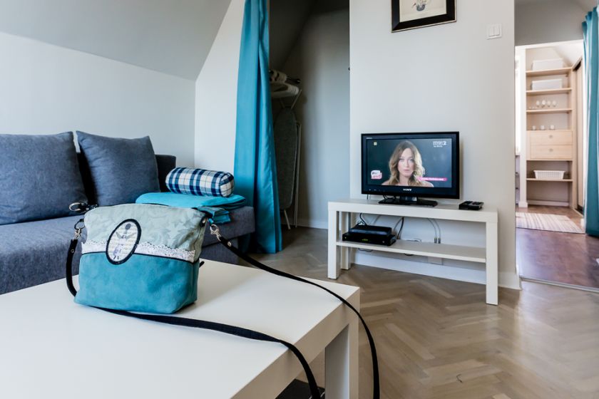 Wybór jasnych mebli i dodatków sprawi, że mieszkanie nie stanie się optycznie jeszcze mniejsze, a prosty ich dizajn nada