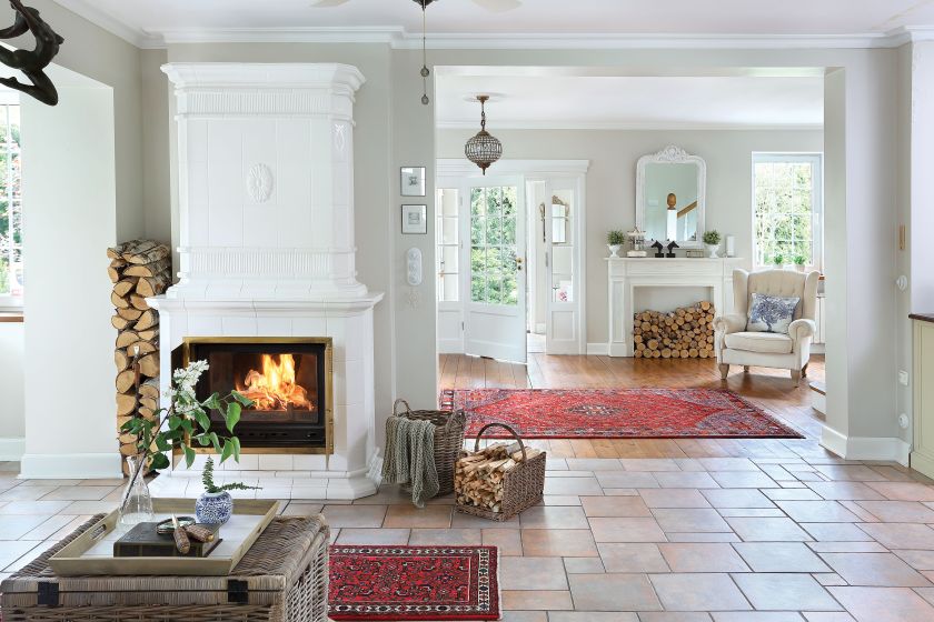 piec z białych kafli salon w stylu prowansalskim