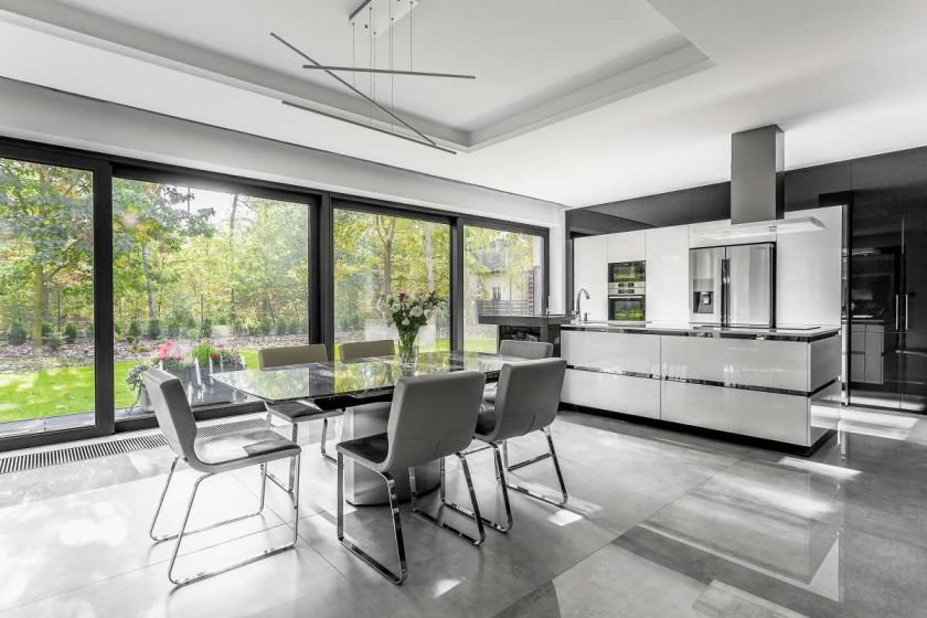 Na frontach wyspy – autorskie rozwiązanie lakiernicze marki Ernest Rust z domieszką diamentowej poświaty. Blat