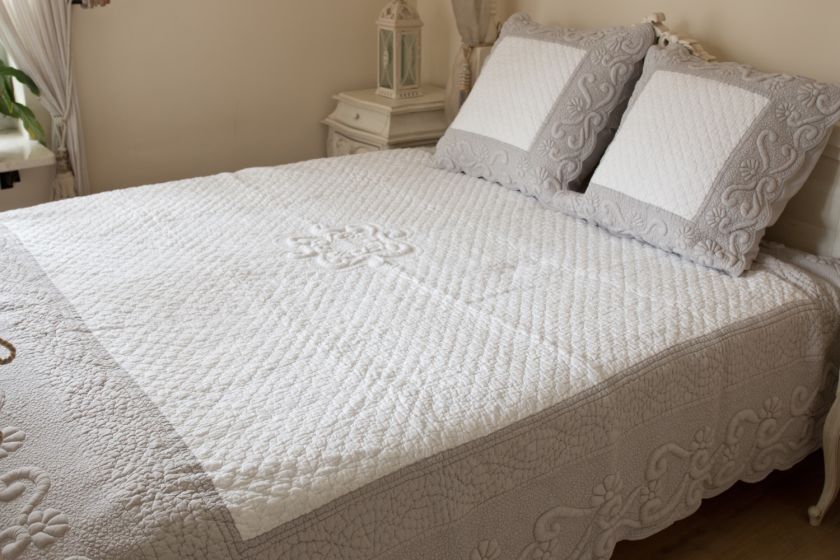 Wystraczy odpowiednia pościel i narzuta, by nadać całej sypialni odpowiedni charakter. Tutaj przepiękna narzuta i