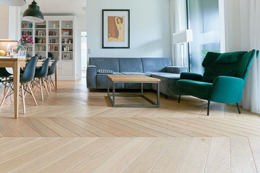 układanie podłogi w jodełkę