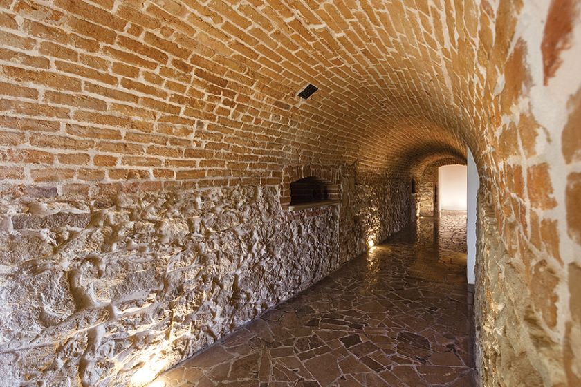 Z długiego korytarza wchodzi się do małych piwniczek, w których mąż pani Agnieszki trzyma ulubione