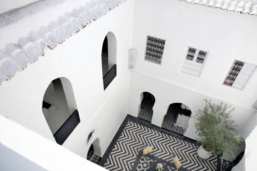 Zachwyca prosta architektura i symetria budynku – stajesz w dowolnym miejscu, patrzysz i masz gotowy