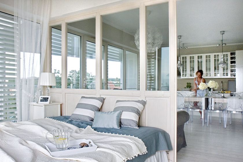 Zamiast grubego muru miedzy salonem a sypialnią stanęła cienka przeszklona ścianka.