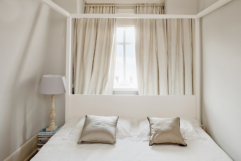 Zaprzyjaźniony stolarz zrobił łóżko do sypialni.