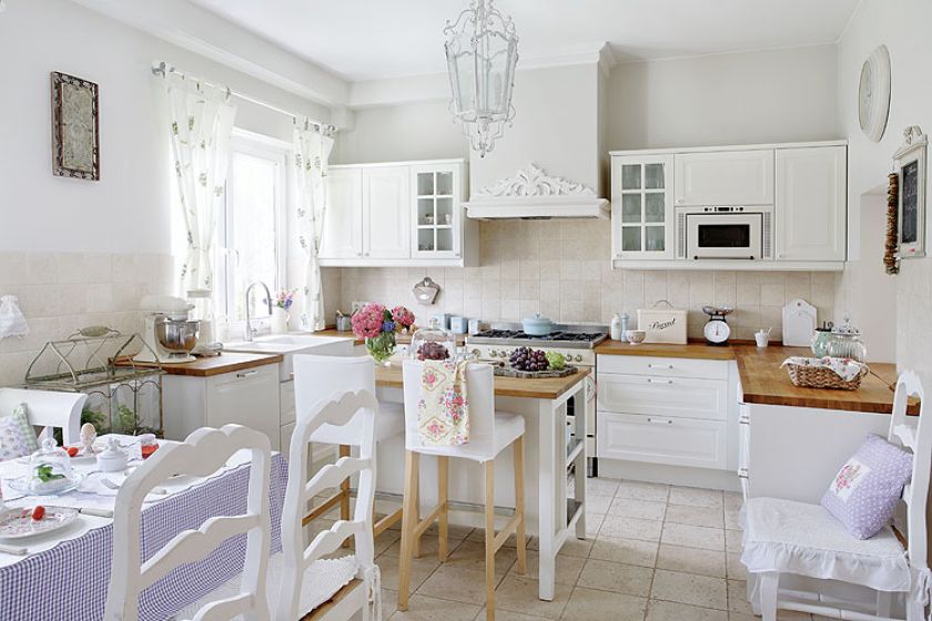 Zasłony, obrusy i serwetki gospodyni uszyła sama.