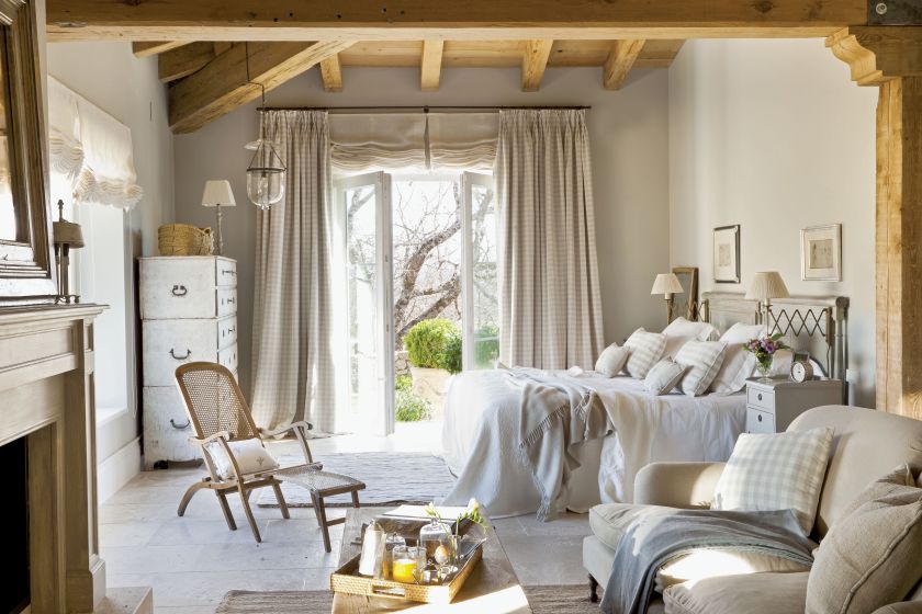 Zasłonki w kratkę wnoszą swojską atmosferę