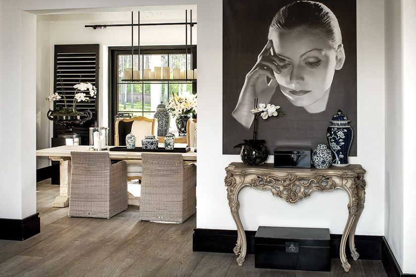 Zdjęcie Grety Garbo nad konsolą Chelini.