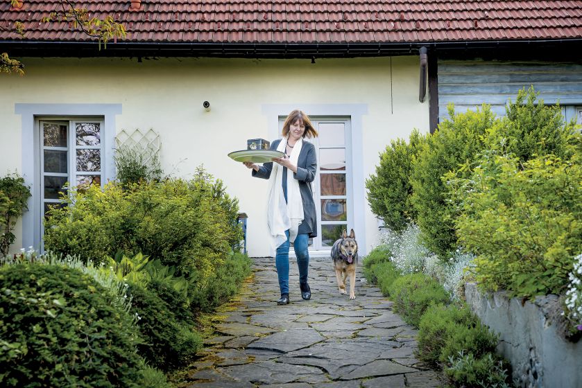 Żeby tu trafić, trzeba przejść przez dom.