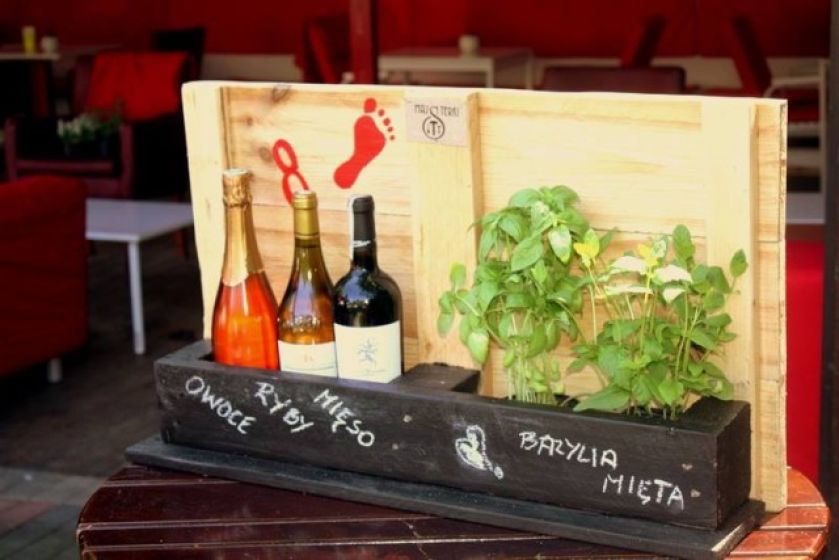 Zielnik z drewnianej palety może pełnić również funkcję stojaka na wino. Taką praktyczą dekorację możecie