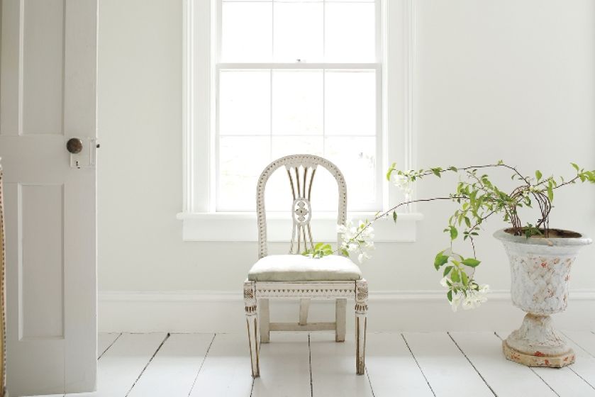 Złamana biel jak żaden inny kolor rozprasza optycznie światło.