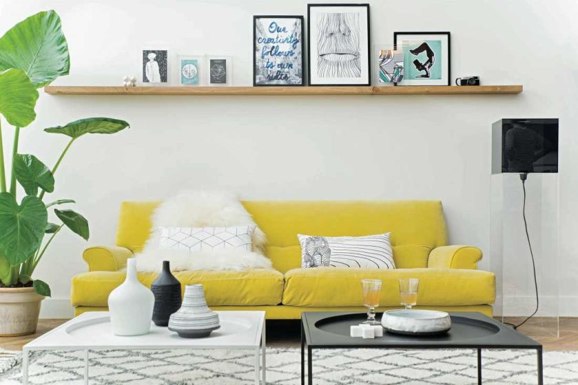 żółta sofa do salonu