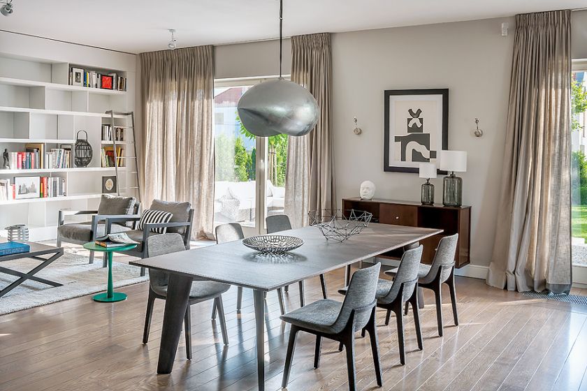 W salonie: dwie pary drzwi, centralnie umiejscowiony kominek i lustra naprzeciwko siebie