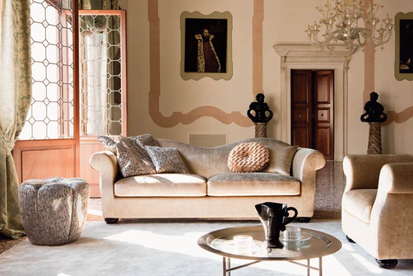 3. Trzyosobowa kanapa Ambra kosztuje od 1759 euro. Do kompletu puf Flower (od 432 euro). ALBERTAalberta