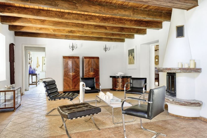 Meksykańsko-polską mieszankę mebli uzupełniają klasyki designu, np. stołek Barcelona zaprojektowany przez Miesa van der Rohe