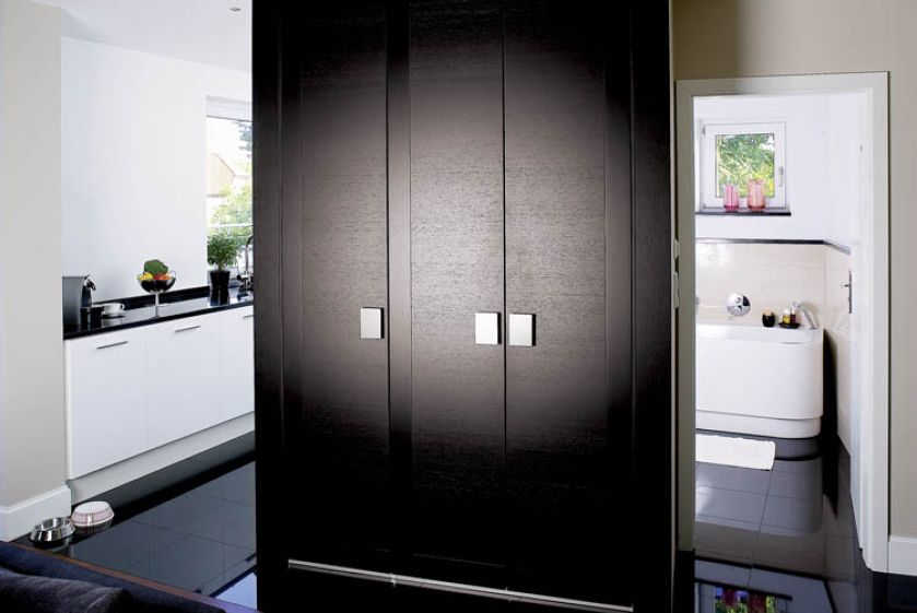 Apartament w parku nad stawem ma wszystkie zalety willi z ogrodem. Nowoczesny i wygodny.